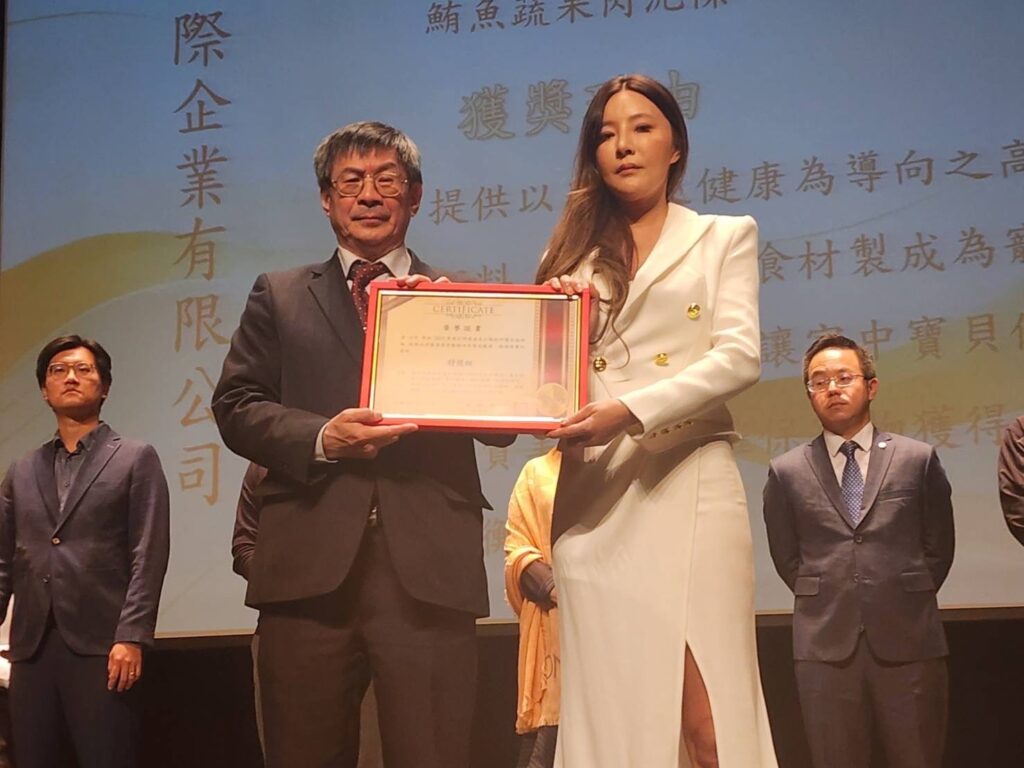 讓毛孩吃得安心！-「吃肉肉」寵物食品人氣爆紅品牌榮獲金牌獎肯定