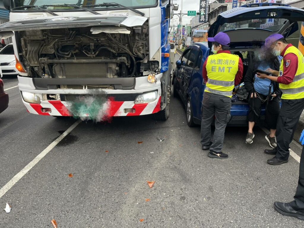 【有片】水泥車變換車道碰撞-自小客「旋轉180度」驚險畫面曝