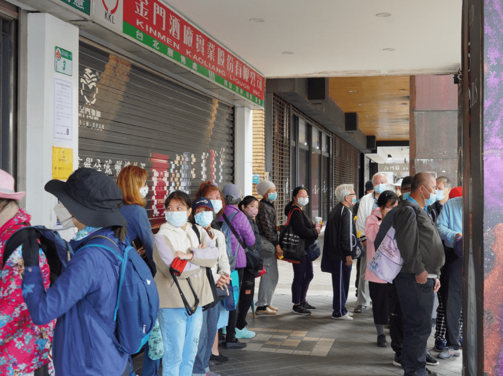 排4小時也要收藏！金酒門市爆人潮-苦等「水晶生肖系列龍年金高」