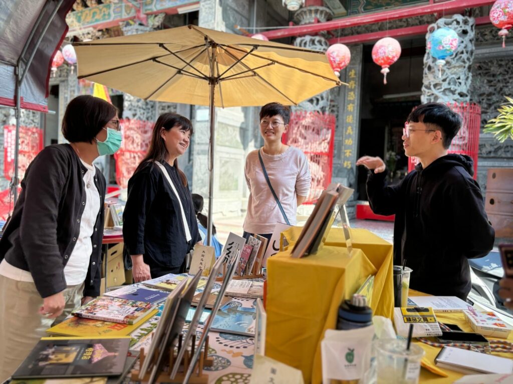 民雄保生大帝廟前文學辦桌、-創新書市讓閱讀深入在地