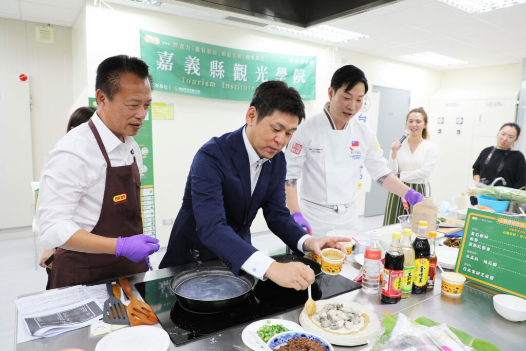 嘉義觀光學院特色料理課-台菜王子黃景龍示範特色野菜料理