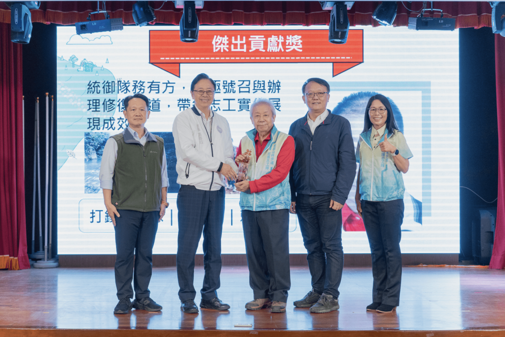 健康生活從山林出發-桃園市長頒獎感謝巡護志工的辛勞