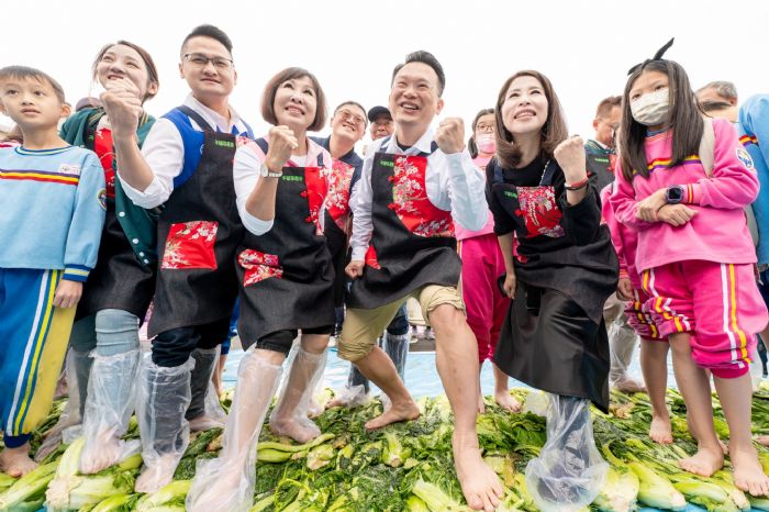 世芥客家菜「千人踩酸菜」推廣客家美食