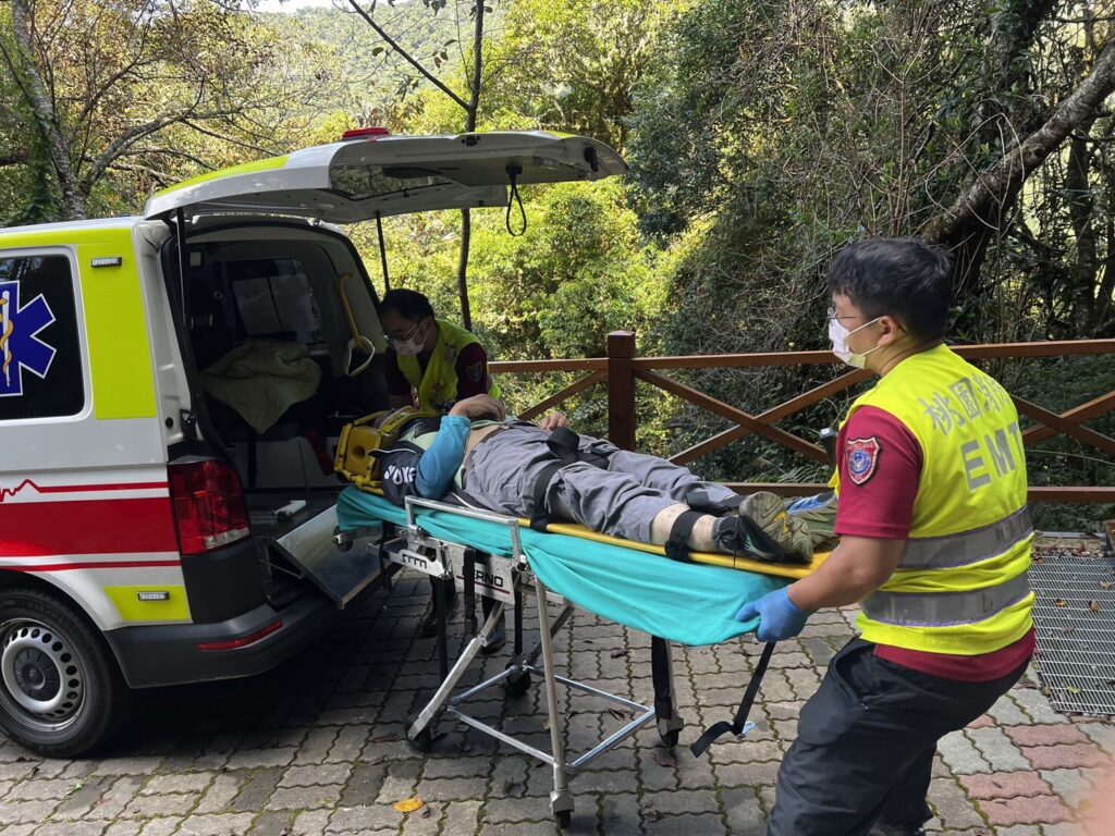6旬翁拉拉山跌倒撞破頭 桃消巴陵分隊即刻救援