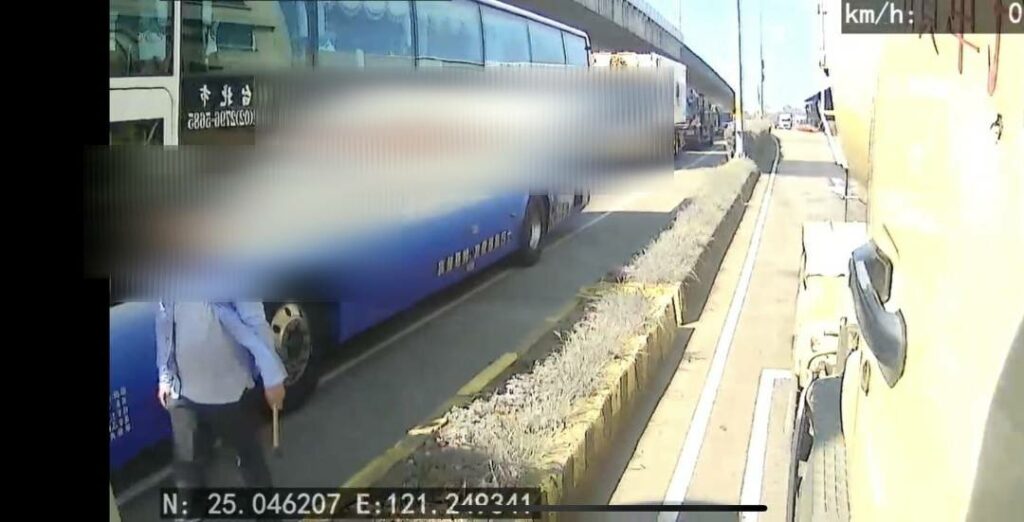 【有片】超派！未禮讓違規右轉遊覽車 水泥車遭鐵鎚攻擊