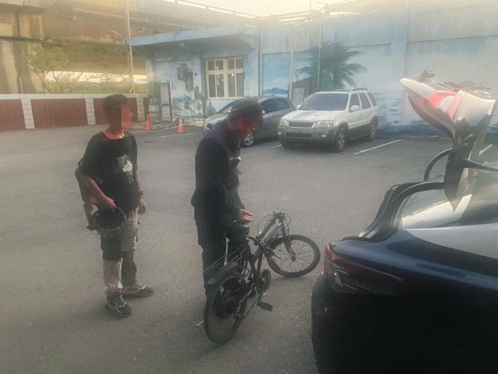 單車少年臉色蒼白衝派出所求助 大園警及時伸援