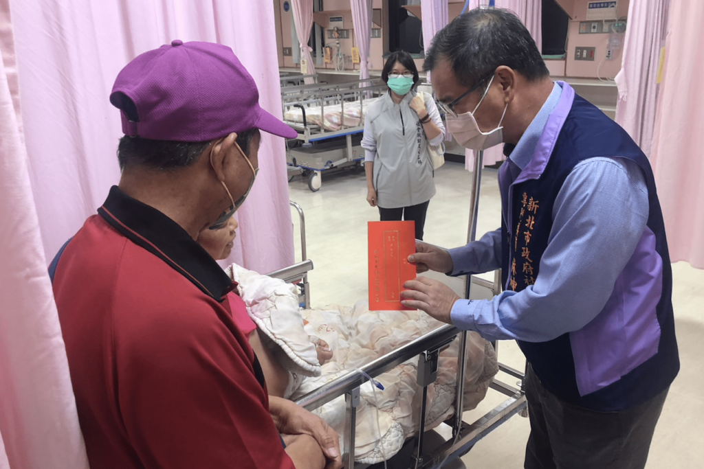 新北市老人會赴台東旅遊遭蜂螫意外受傷 新北市府緊急南下探視並贈慰問金