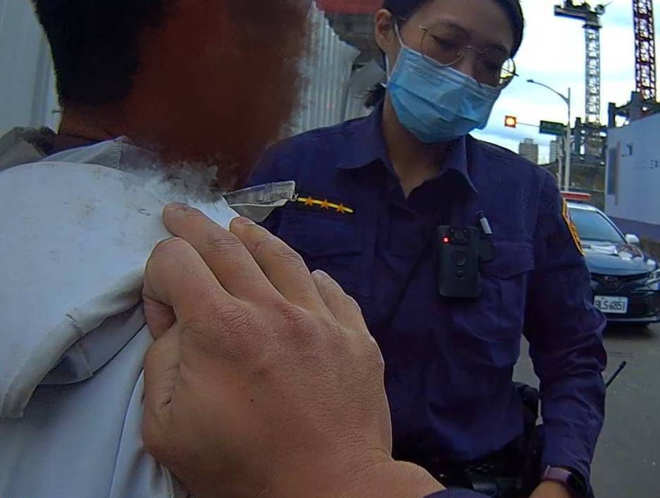 自小客違停人行道 車上載6越籍非法移工GG了 - 台北郵報 | The Taipei Post