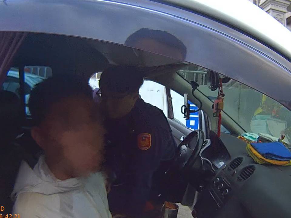 自小客違停人行道 車上載6越籍非法移工GG了 - 台北郵報 | The Taipei Post