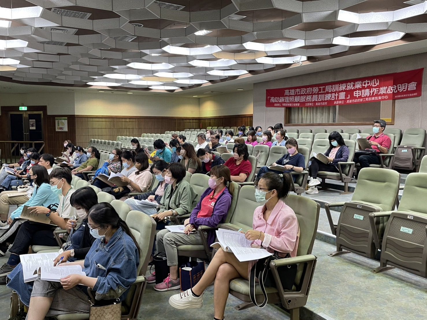 高市勞工局即日起徵求照服員專班訓練計畫 歡迎各大相關機構一同投入 - 台北郵報 | The Taipei Post