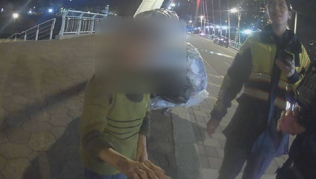 【有片】八旬婦失智迷路-蘆竹警暖心送她回家