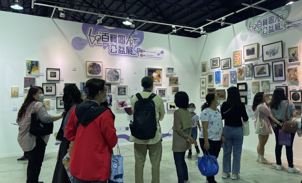 高師大美術系「以愛為筆-繪出絢爛」-藝術公益展深獲好評