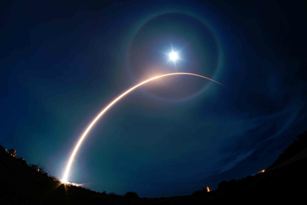 低軌衛星網建置卡關！亞馬遜求助spacex執行火箭任務