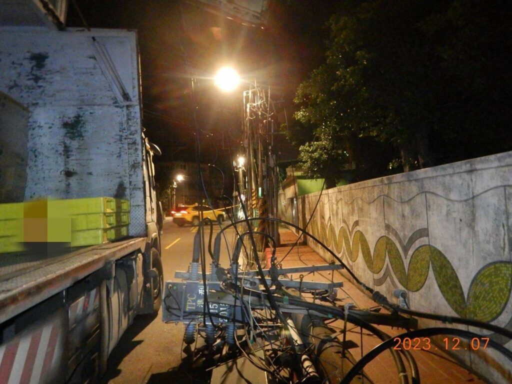 【有片】大貨車撞倒路旁電線桿-全因駕駛粗心「這行為」
