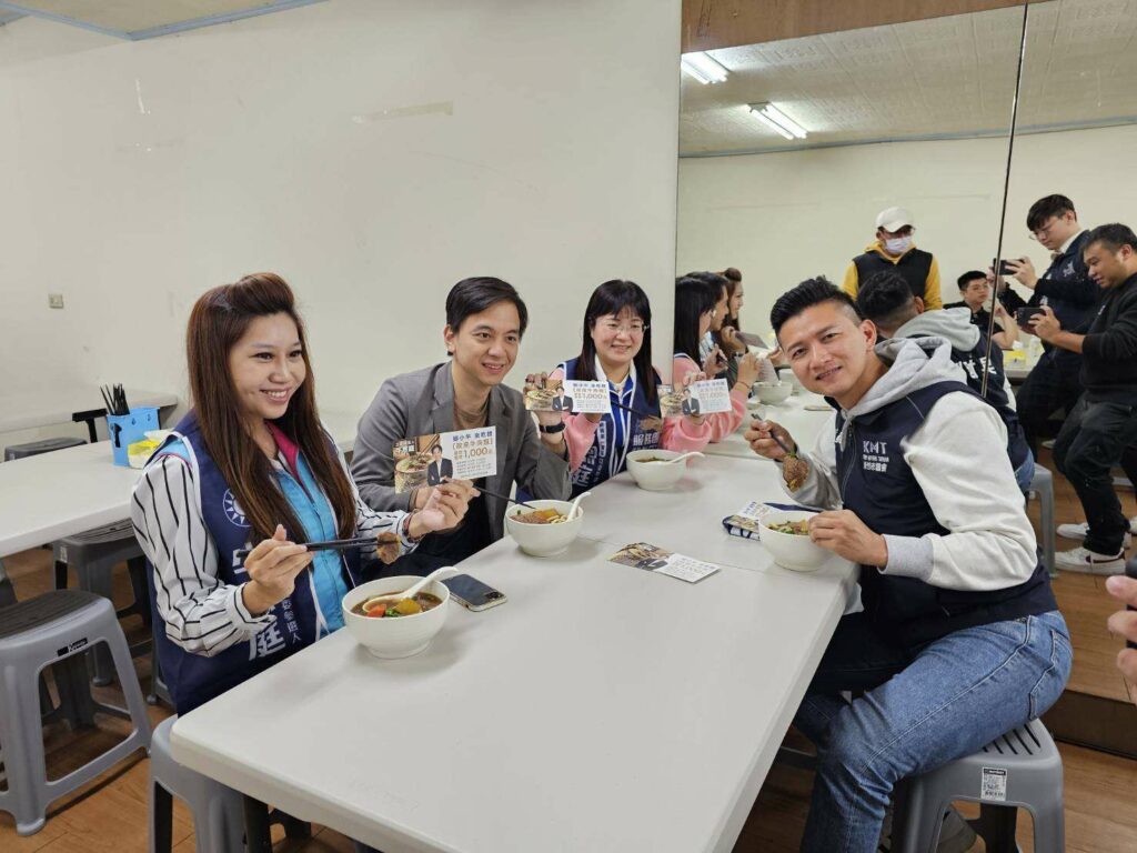 牛煦庭邀選民吃牛肉麵聽政見-朱珍瑤讚年輕人有創意