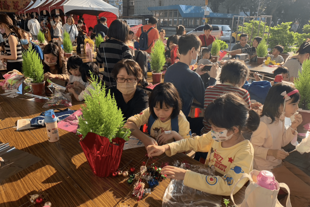 板橋花市耶誕狂歡-diy聖誕樹、愛心捐發票好康活動滿滿