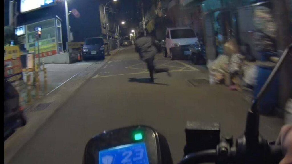 失聯移工遭盤查拔腿就跑-警民圍捕成功壓制逮人