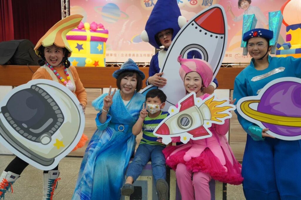 呂玉玲邀蘋果劇團平鎮龍潭巡迴演出-讓大小朋友開心歡度假日時光