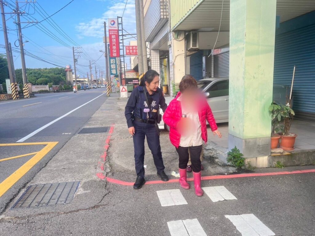 8旬老婦迷途徘徊路旁-八德暖警助重回親人懷抱