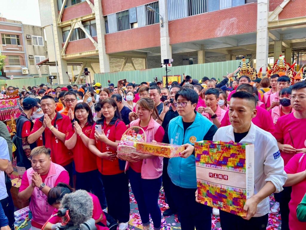 苗栗白沙屯拱天宮媽祖賜福-粉紅超跑停駕市公所