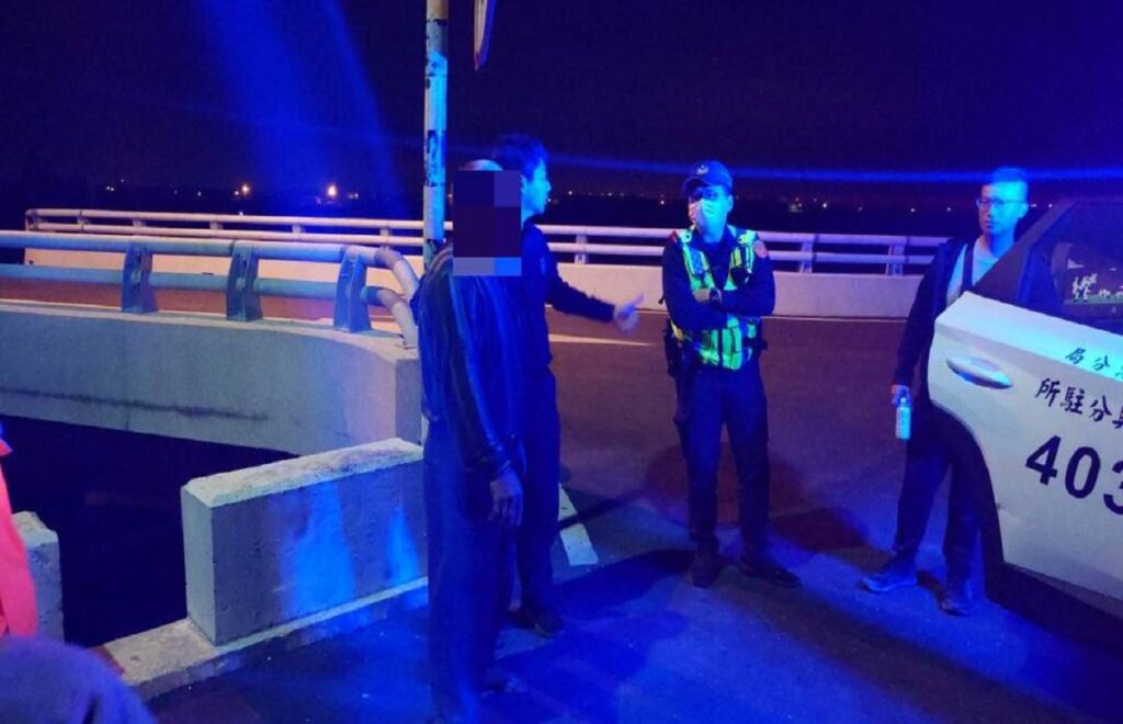 老翁疑失智外出忘記回家路　暖警獲報火速尋獲協助返家