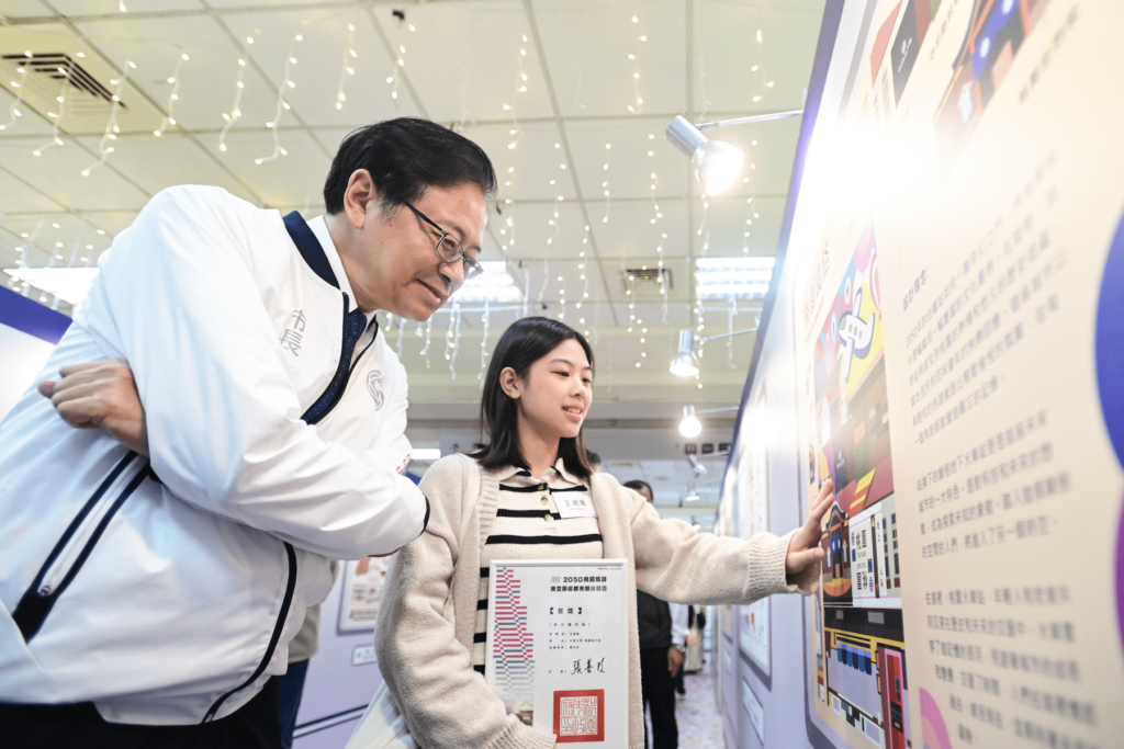 桃園2050夢幻都市-張善政頒獎肯定學生創意-鐵路騰空廊道競圖綻放未來景象