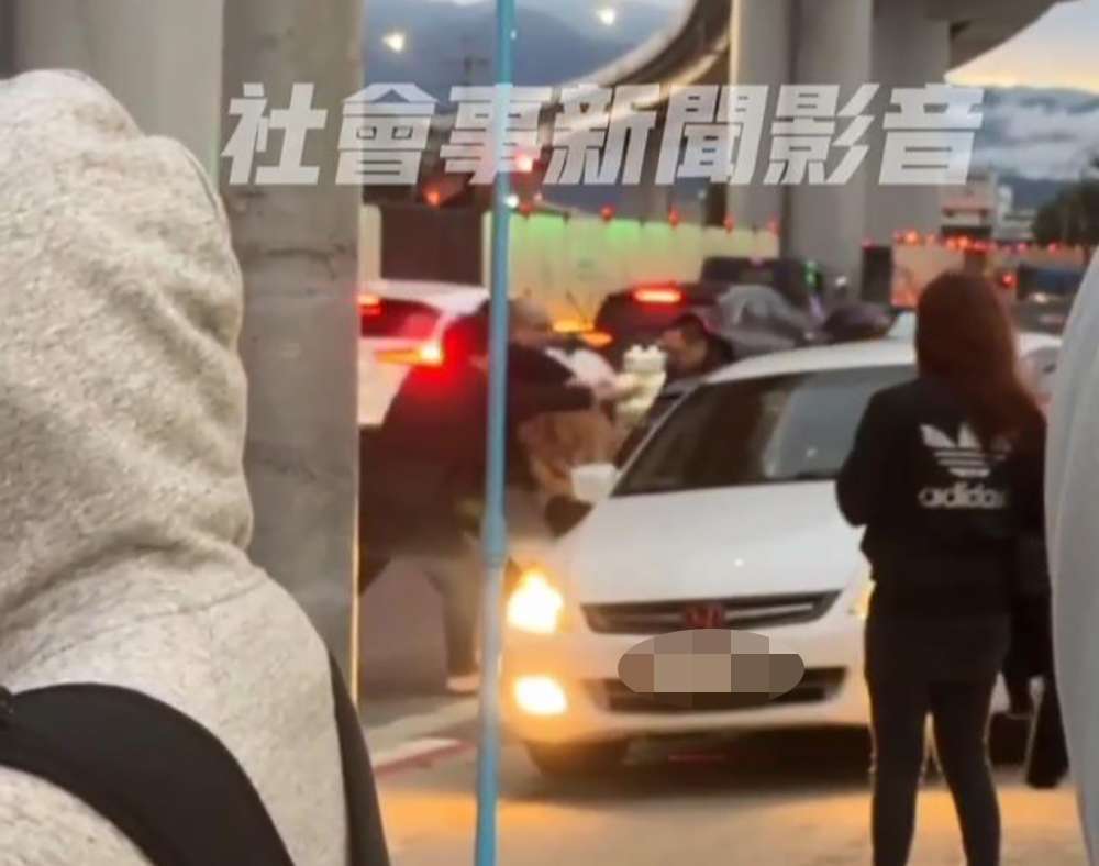 【有片】男當街遭擄大喊「救命」畫面曝-警方破案了
