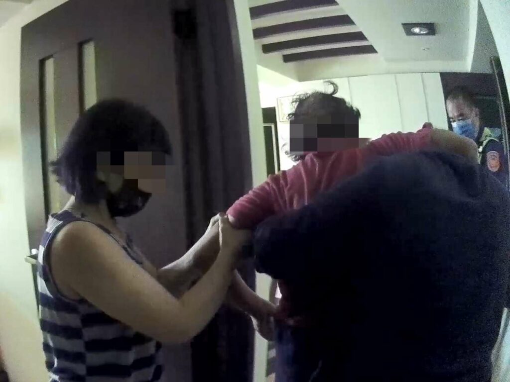 8旬婦跌坐廁所1小時無法爬起-鄰居聽求救聲報警
