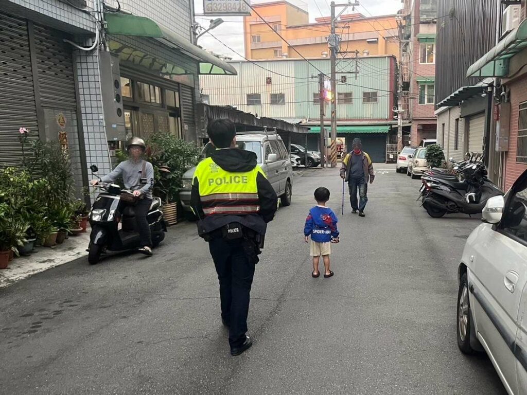檳榔攤出現3歲小客人？龜山警挨家挨戶找家屬