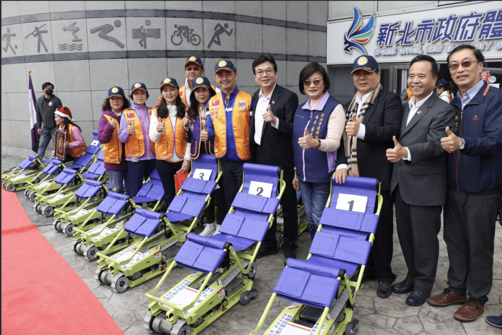 獅子會大力支持社區-30台爬梯機贈新北-老年人輕鬆上下樓