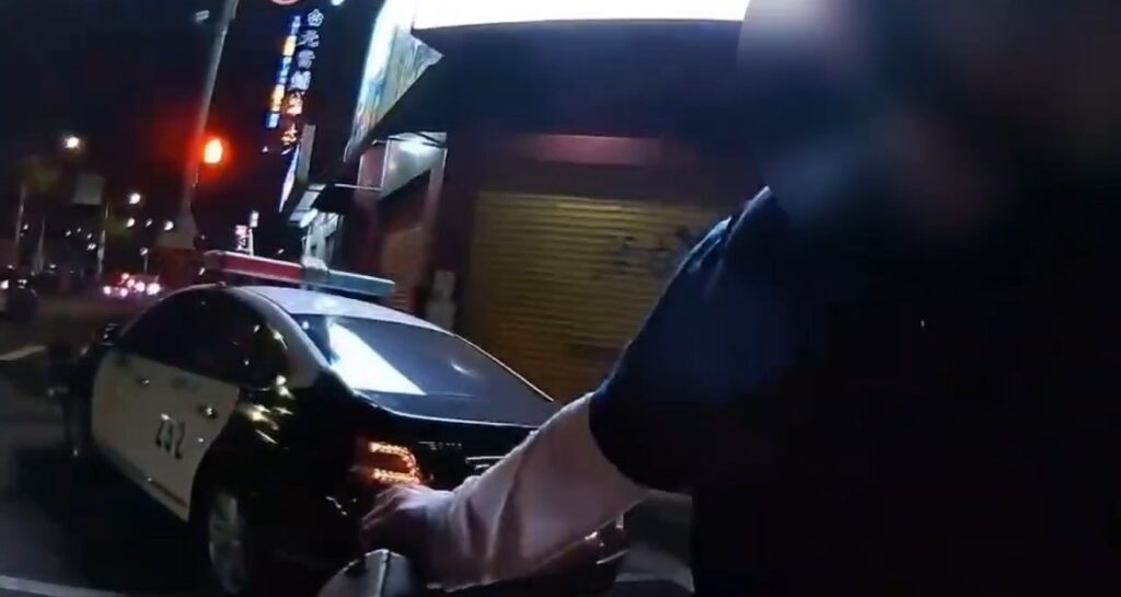 男子違規拒檢與警街頭拉扯-突發不適後送醫不治