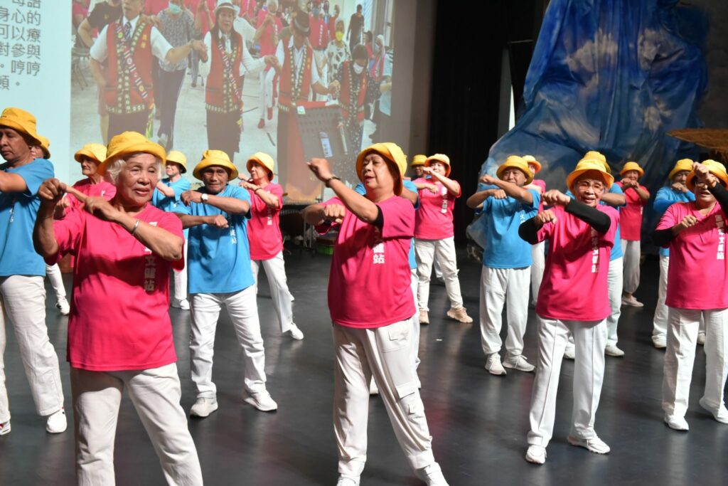 花蓮市文健站成果展-魏嘉彥與長輩同歡共舞