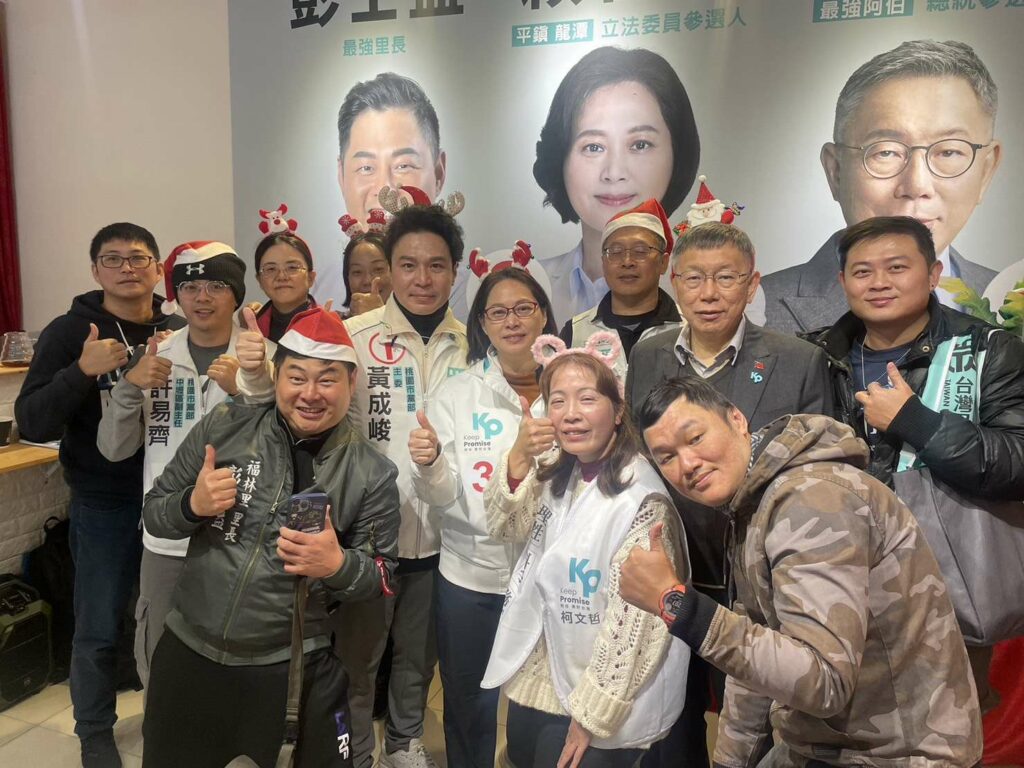 陪同賴香伶平鎮市場拜票-柯文哲與支持者定點合照