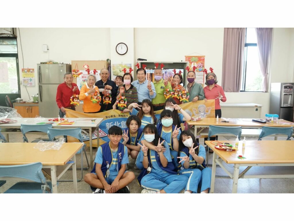 樹人資處diy聖誕花圈活動-促長者樂活展創意
