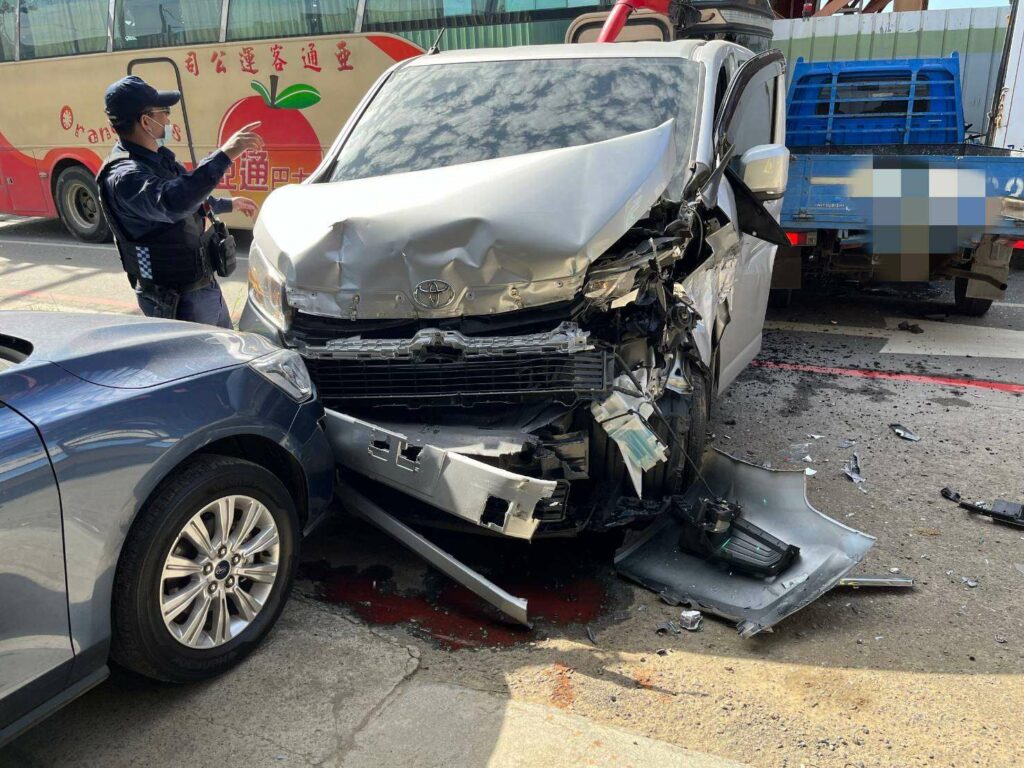 【有片】遊覽車疑刹車不及直撞5車-1人腿部受傷送醫