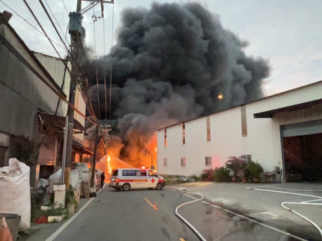 快訊／龜山區大坑路二段工廠大火-警消搶救中