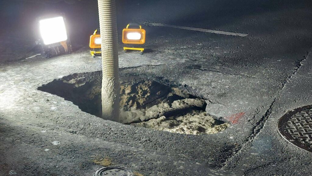 桃園中正路驚現80公分天坑-市府跨單位搶修填補