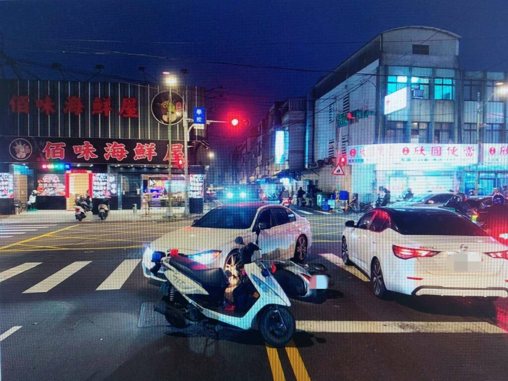 女騎士遇閃紅燈停讓車輛-遭自小客撞上多處擦挫傷