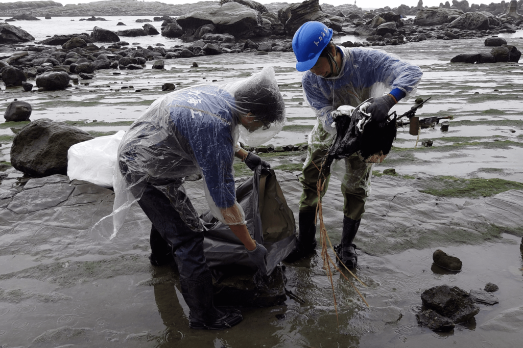 油污持續蔓延北海岸-新北持續公私協力應變除污