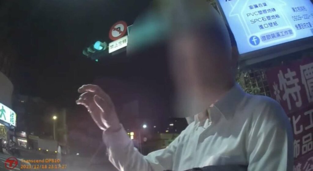 男違規穿越馬路險被撞-神情慌張曝「遭恐嚇」