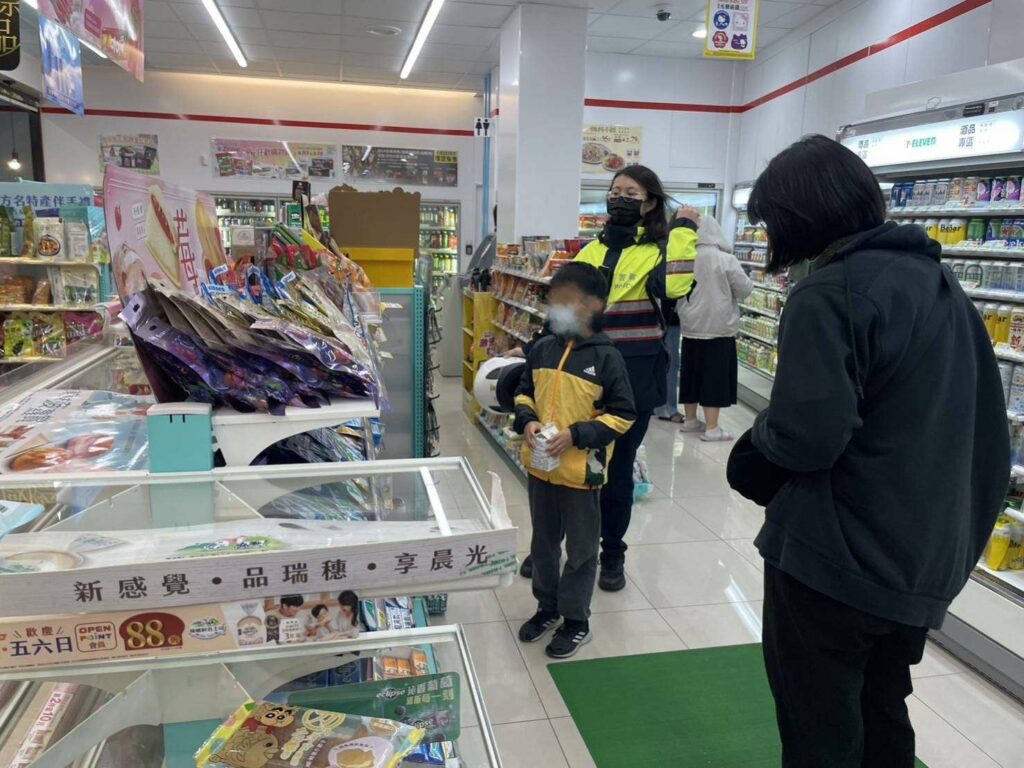 男童和媽媽逛市集不慎走失-桃警助平安找回