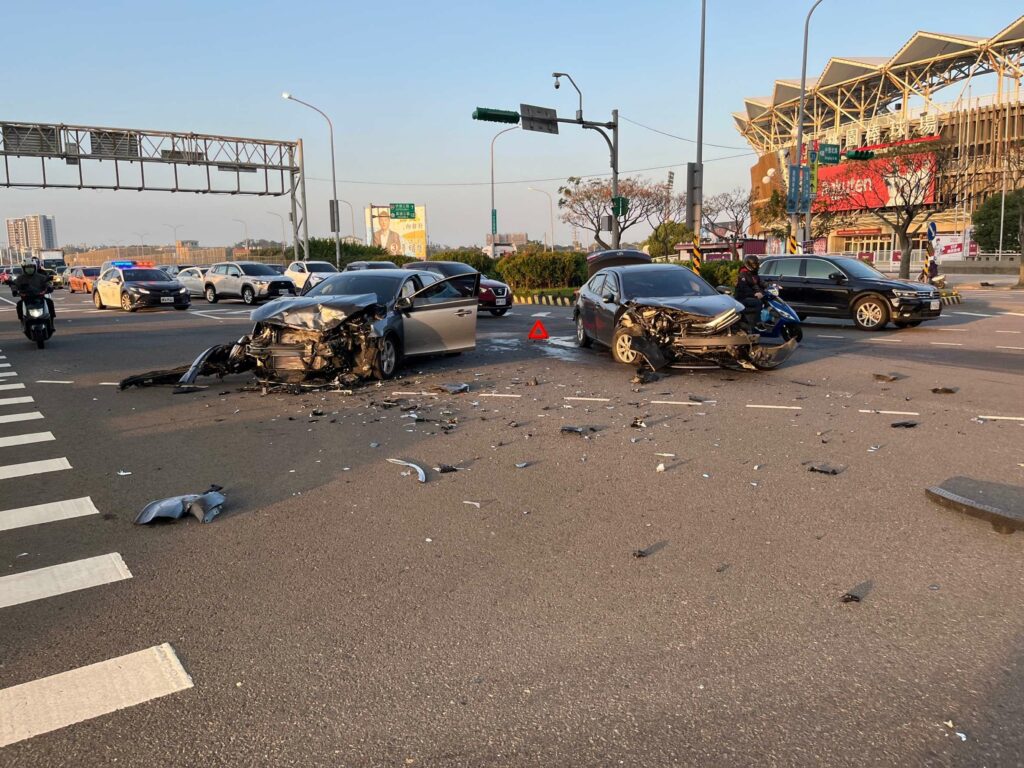 轎車左轉碰撞直行車-零件四散2人受傷