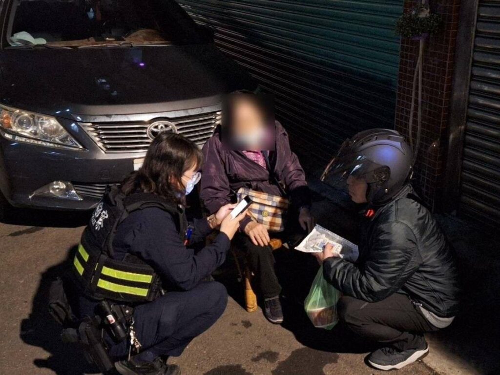 8旬婦1原因癱倒路邊-平警即刻救援