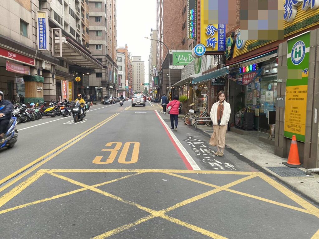 黃瓊慧爭取劃設綠鋪人行道-遭診所情勒：計程車無法臨停
