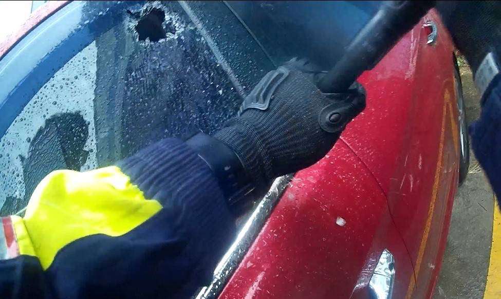三歲女童反鎖車內媽急壞-八德暖警破窗救援