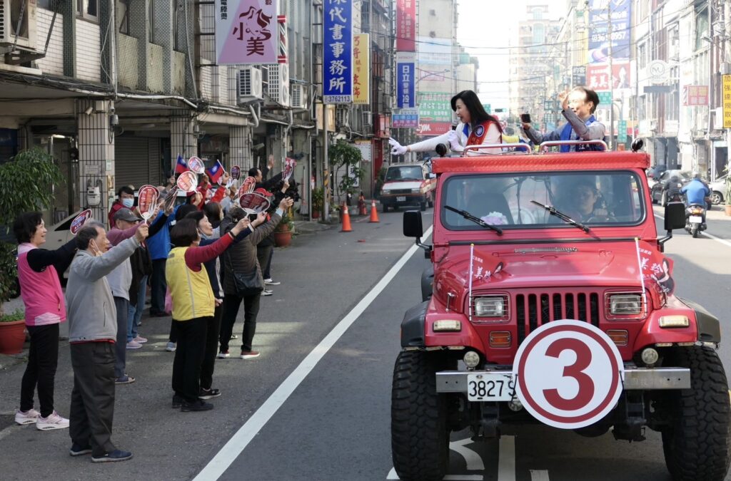 藍營議員陪同掃街拜票-萬美玲：守住桃園教育立委一席