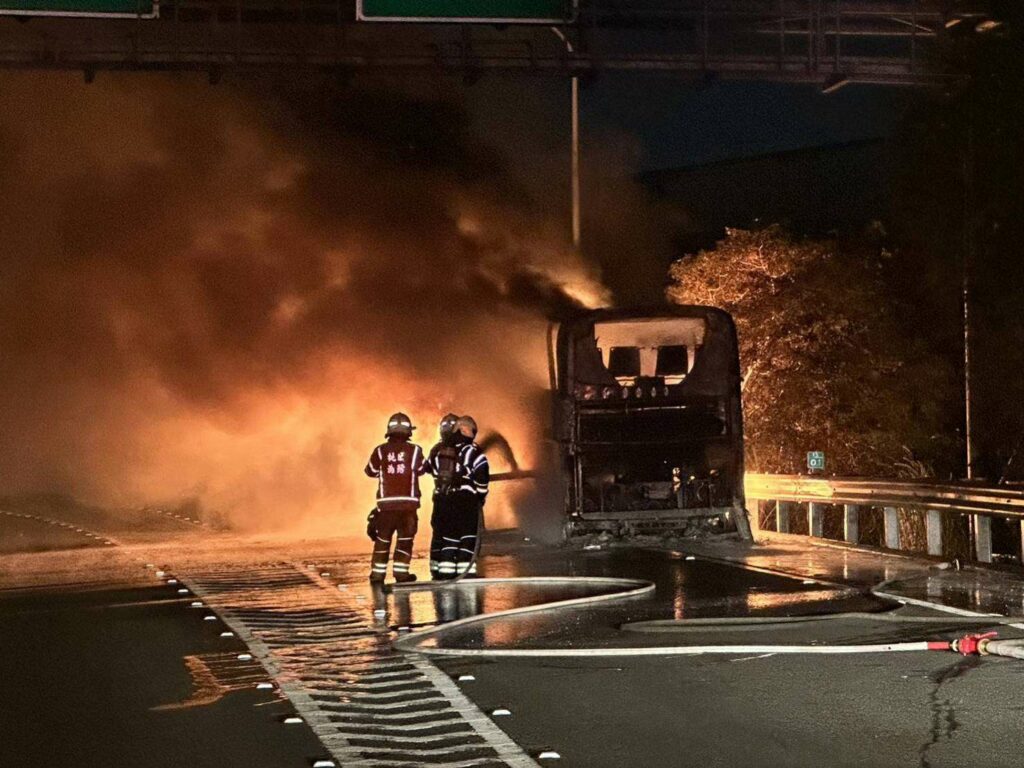 國2大湳交流道火燒遊覽車-現場濃煙竄天
