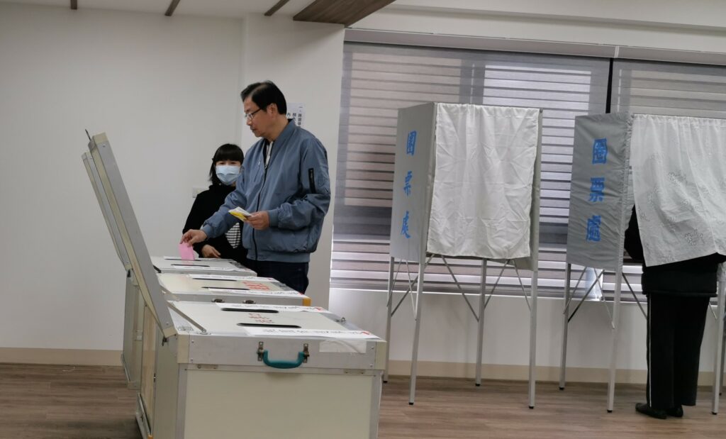 桃園市長張善政完成投票 相信選民會做出明智選擇