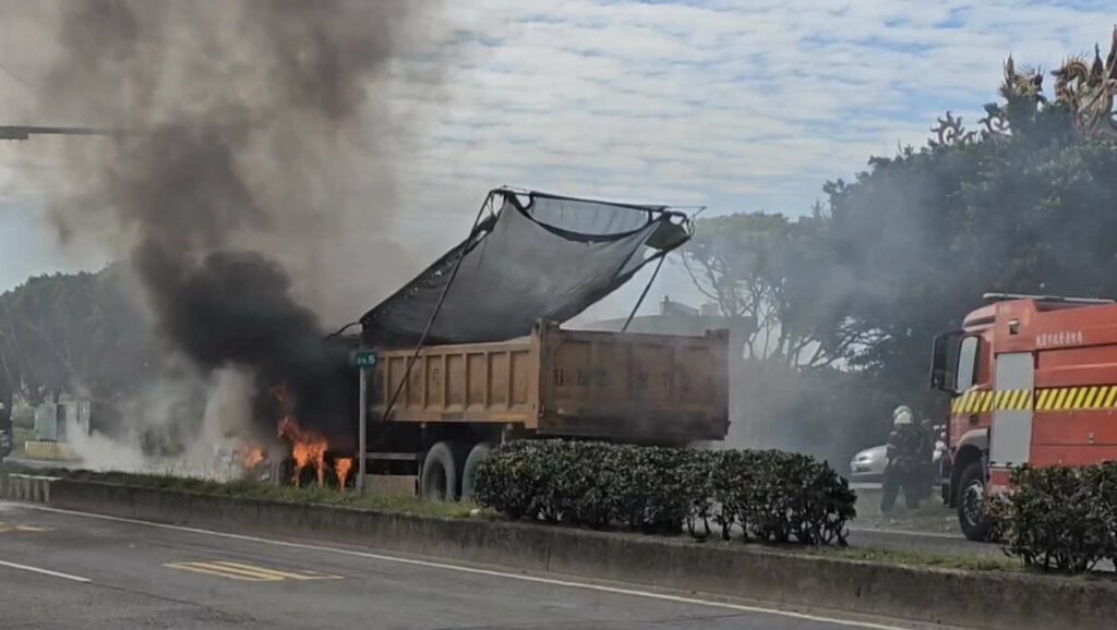 【有片】剎車不及！大園2砂石車碰撞釀火警