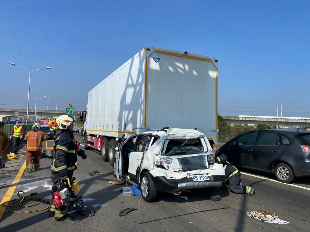 【有片】台66新屋段4車追撞！轎車慘遭夾中間嚴重變形